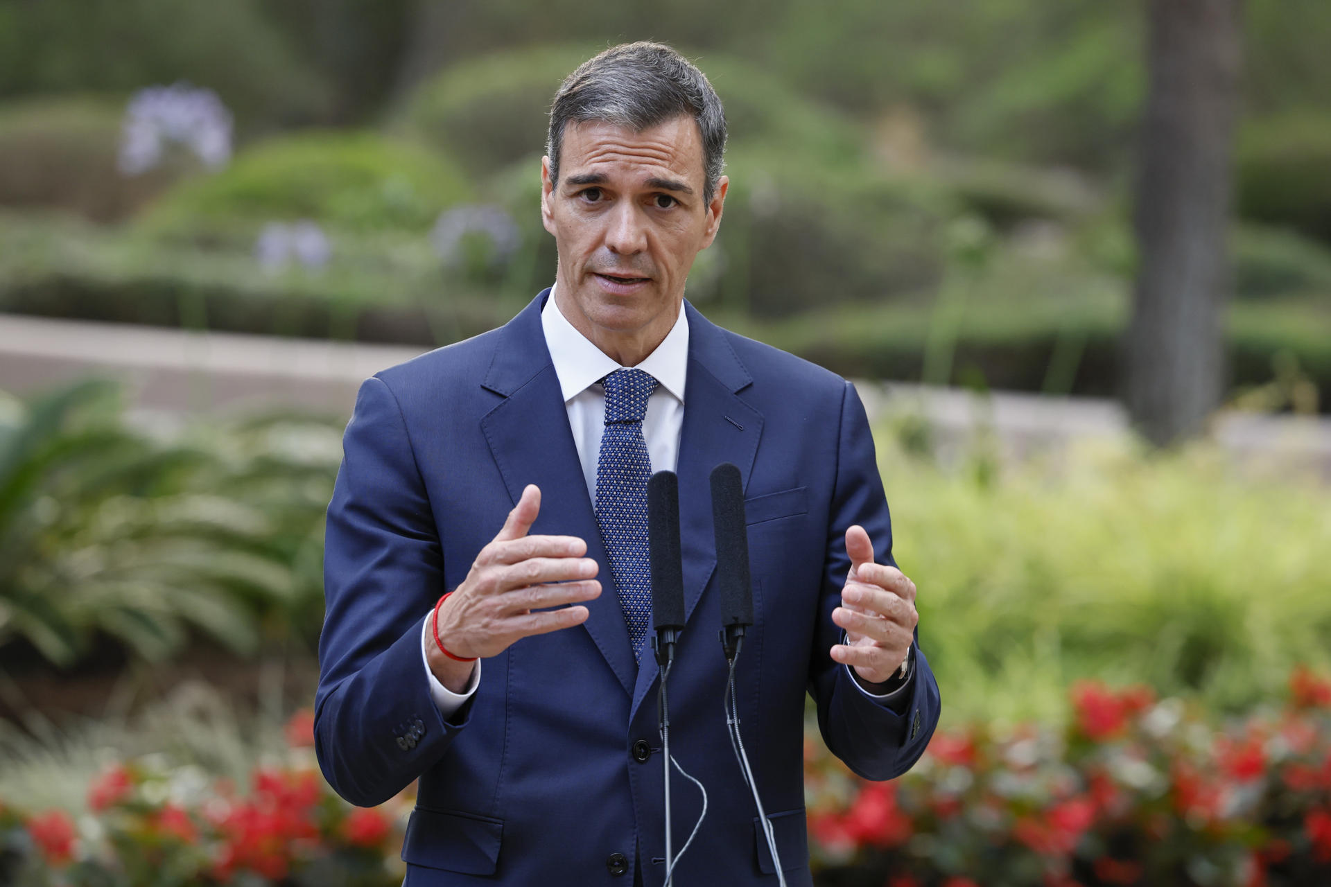 El presidente del Gobierno, Pedro Sánchez, ofrece declaraciones tras una reunión con el rey Felipe VI este martes, en el Palacio de Marivent, en Palma de Mallorca. EFE/ Ballesteros