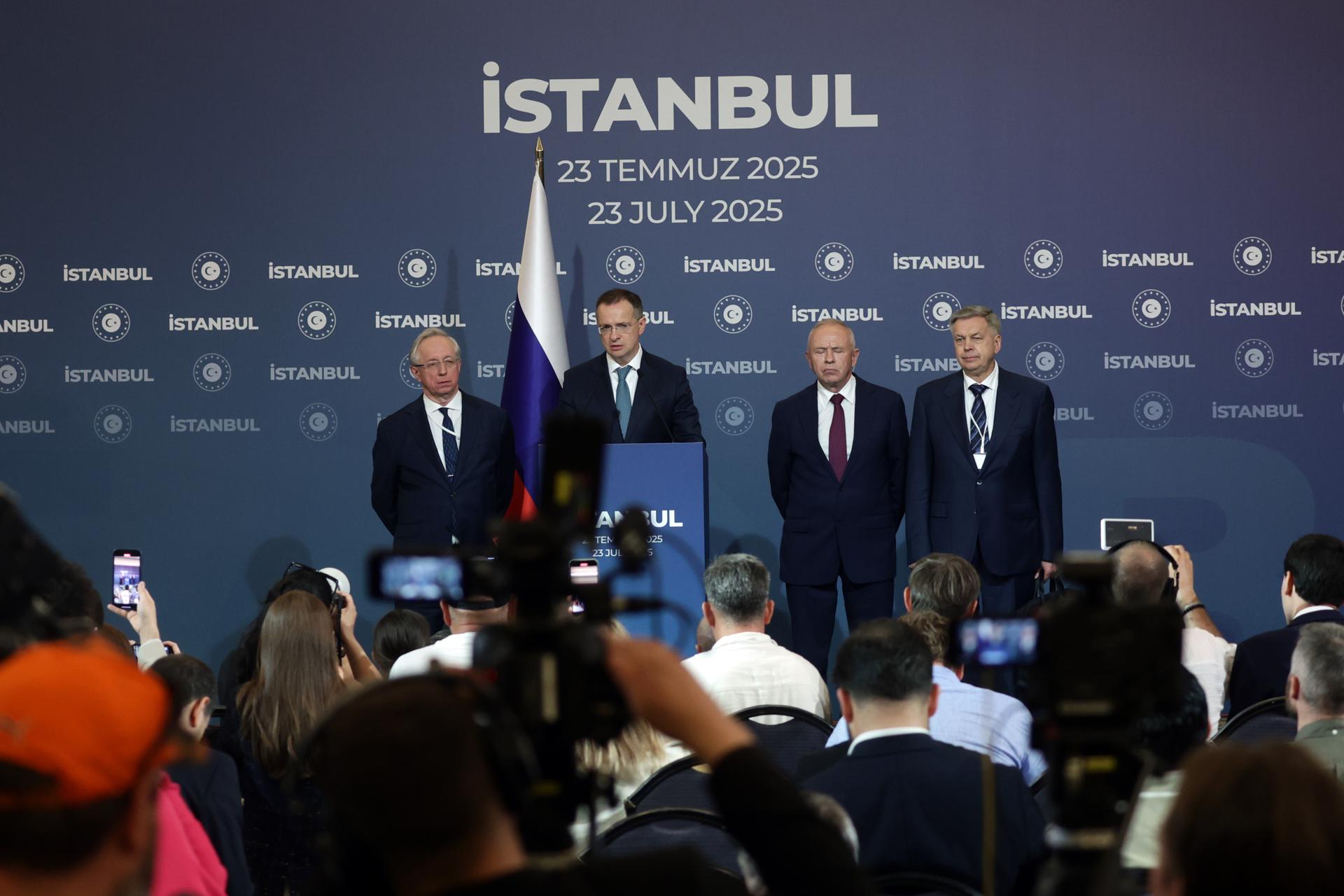 El asesor presidencial ruso y jefe de la delegación, Vladimir Medinsky (2-i), se dirige a los medios junto con otros miembros de la delegación rusa durante una conferencia de prensa tras la nueva ronda de conversaciones de paz entre Rusia y Ucrania, en Estambul, Turquía, el 23 de julio de 2025. (Rusia, Turquía, Ucrania, Estambu EFE/EPA/ERDEM SAHIN