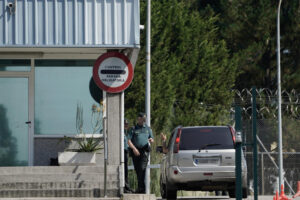 Control de acceso de entrada del Centro Penitenciario de Asturias, este jueves donde las seis sindicalistas conocidas como las 'Seis de la Suiza' que fueron condenadas por coacciones al propietario de una pastelería de Gijón, han ingresado para cumplir una pena individual de tres años y medio de prisión. EFE/ Paco Paredes