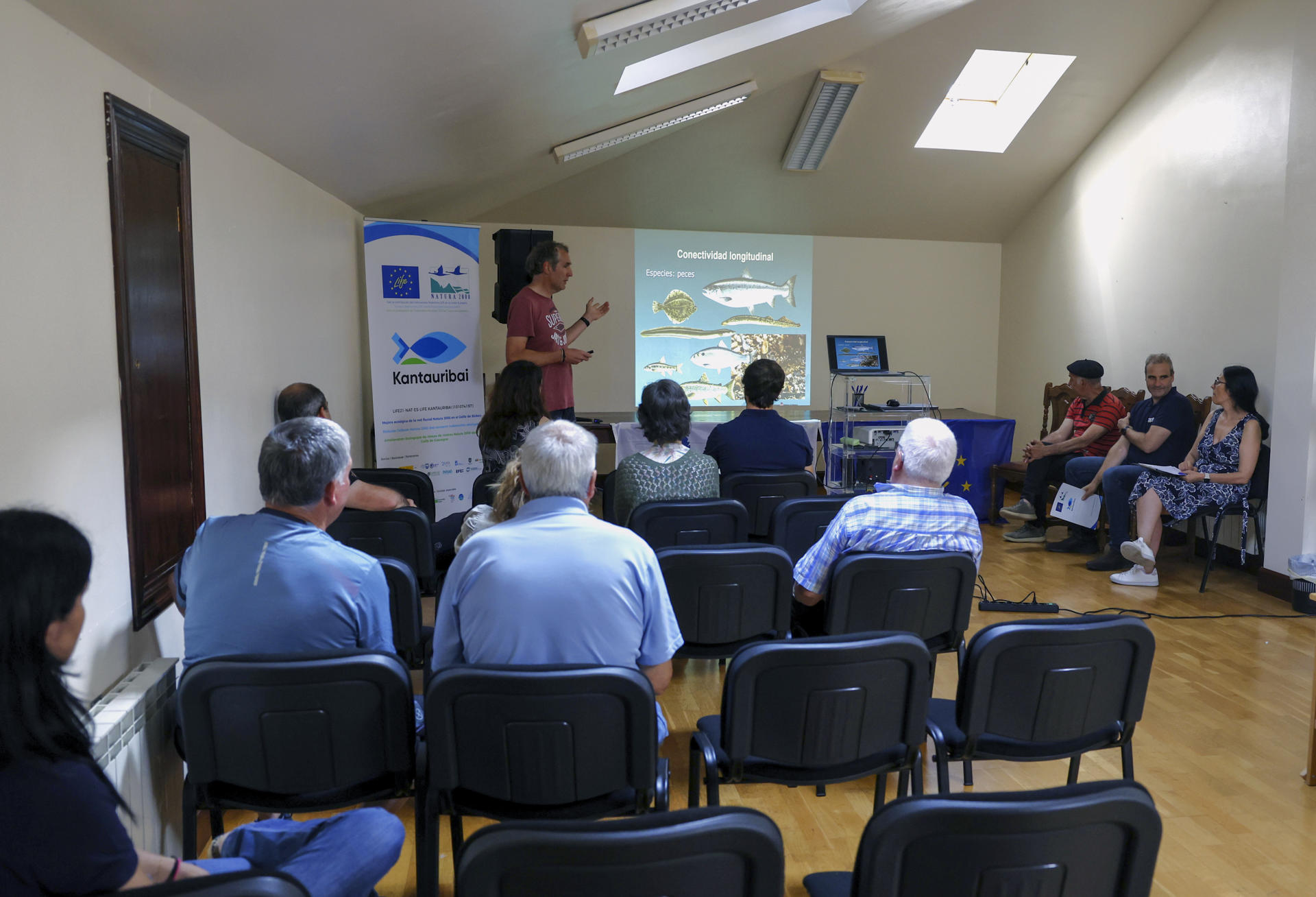 En la imagen, asamblea entre los habitantes de Sunbilla (Navarra) y el Ayuntamiento, con la participación de técnicos implicados en el proyecto de la eliminación de barreras fluviales en tramos urbano. EFE/ JJ. Guillén