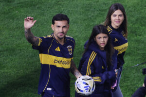 El futbolista argentino Leandro Paredes, acompañado de su familia, saluda durante su presentación como nuevo jugador de Boca Juniors. EFE/Matías Martín Campaya