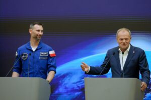 Varsovia, Polonia, 24 de julio de 2025. El astronauta polaco Slawosz Uznanski-Wisniewski aterrizó en Varsovia tras una misión espacial de 20 días como parte de la misión Ax-4, seguida de un período de rehabilitación de varios días en Alemania. La cápsula Dragon Grace, con cuatro astronautas, incluido el polaco Slawosz Uznanski-Wisniewski, amerizó en el océano Pacífico frente a la costa de California el 15 de julio, tras pasar 18 días a bordo de la Estación Espacial Internacional (EEI) realizando experimentos. (Alemania, Polonia, Varsovia)EFE/EPA/RAFAL GUZ POLAND OUT