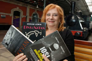 La periodista y escritora argentina Miriam Lewin participa este lunes en la Semana Negra de Gijón, donde presenta 'Dina y Natan', su primera novela en solitario que narra la historia de una madre y su hijo huyendo del holocausto. EFE/Juan González