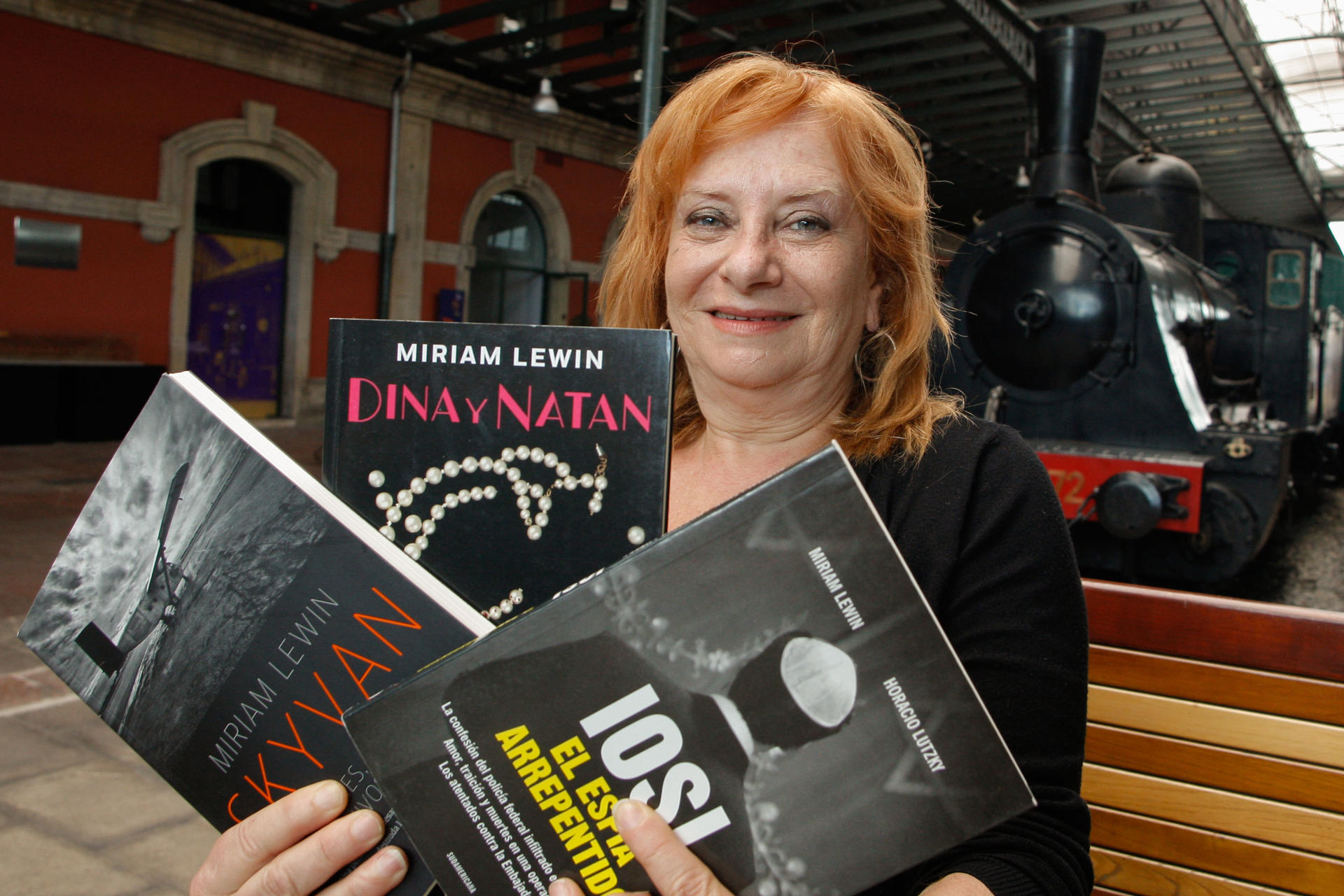 La periodista y escritora argentina Miriam Lewin participa este lunes en la Semana Negra de Gijón, donde presenta 'Dina y Natan', su primera novela en solitario que narra la historia de una madre y su hijo huyendo del holocausto. EFE/Juan González
