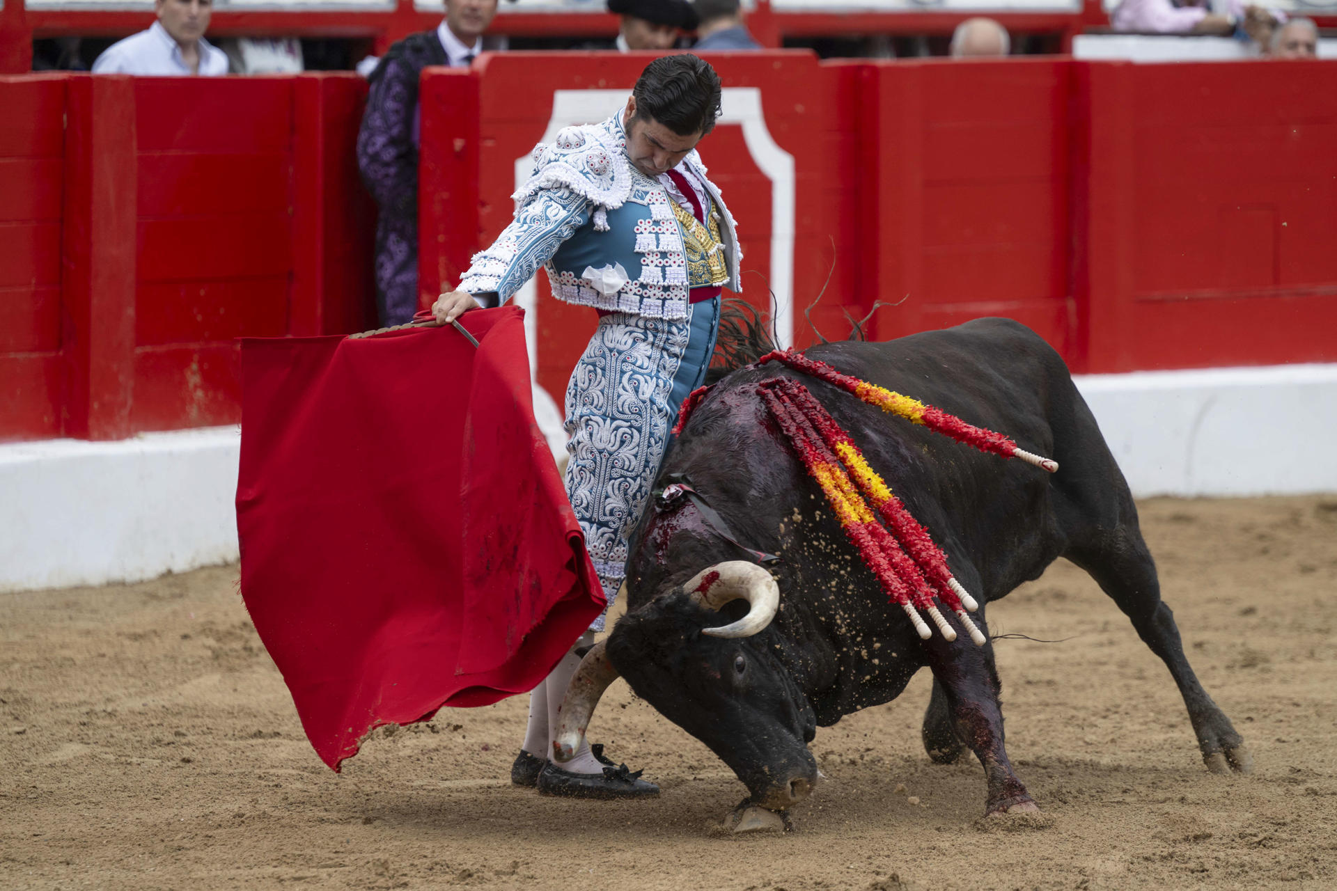 El torero Morante de la Puebla da un pase con la muleta, durante el 'mano a mano' con Juan Ortega en el quinto día de la Feria de Santiago de Santander celebrado este miércoles en la capital cántabra. EFE/Pedro Puente