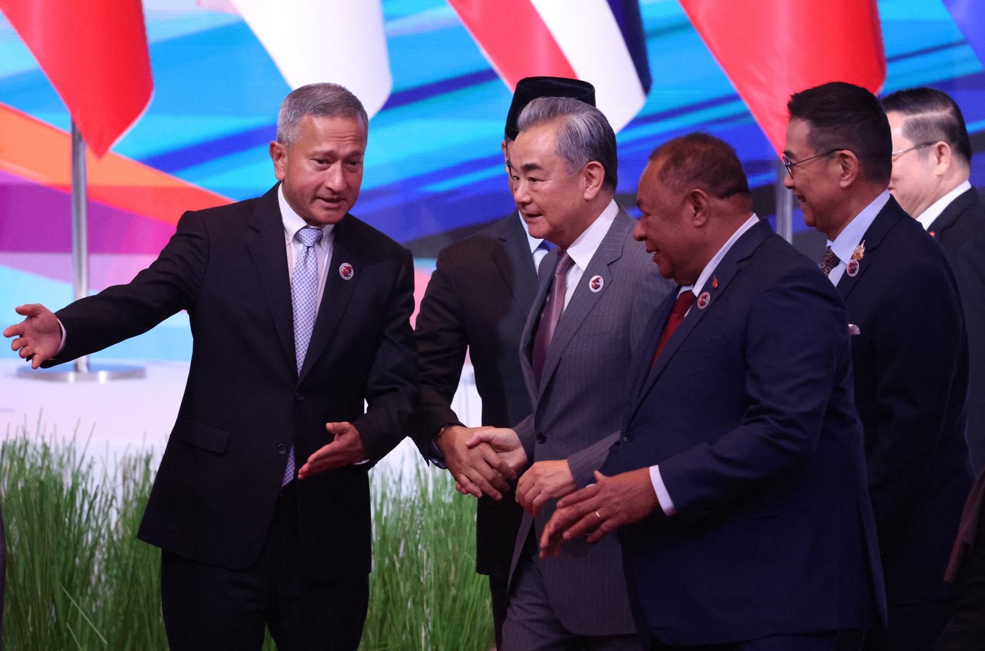 El ministro de Exteriores chino, Wang Yi, durante su reunión en Kuala Lumpur con los jefes de la diplomácia de la ASEAN (Asociación de Naciones del Sudeste Asiático).
EFE/EPA/HASNOOR HUSSAIN / POOL