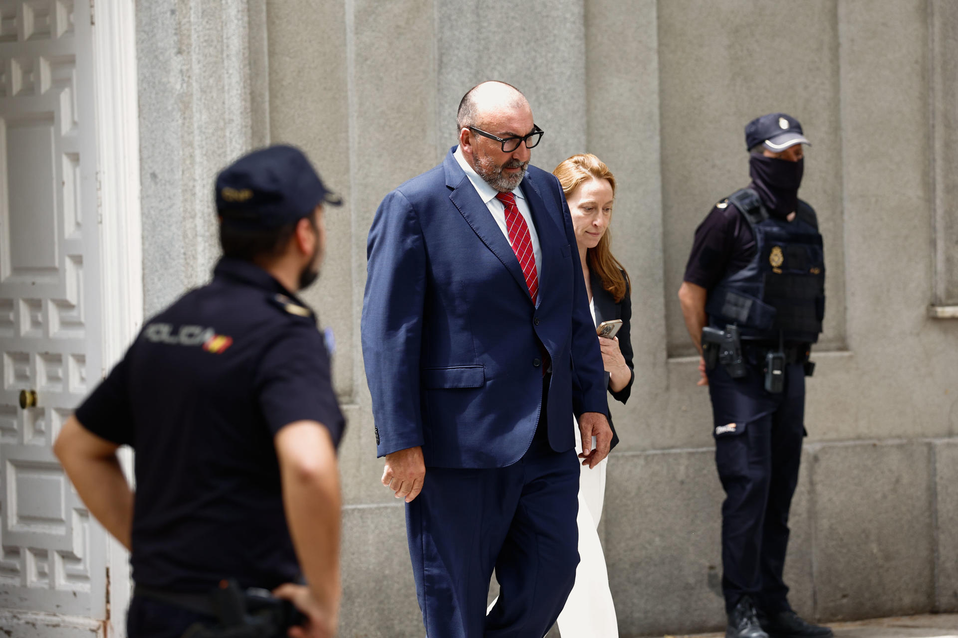 Imagen de archivo (23/06/2025) del exasesor del exministro de Transportes José Luis Ábalos, Koldo García (c) a su salida del Tribunal Supremo en Madrid. EFE/ Rodrigo Jiménez