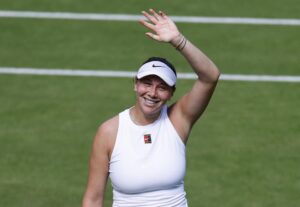 La estadounidense Amanda Anisimova jugará su primera final de Grand Slam en Wimbledon al sorprender a la favorita, la bielorrusa Aryna Sabalenka. EFE/EPA/TOLGA AKMEN