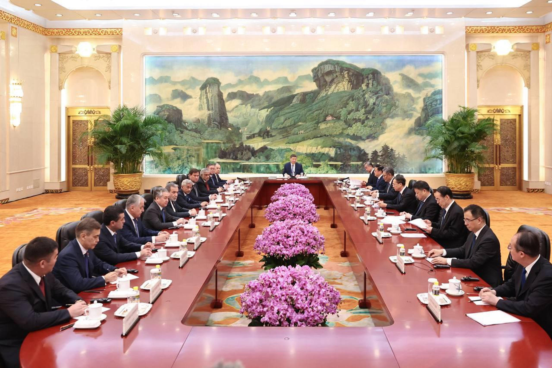 El presidente chino, Xi Jinping, se reunió este martes en Pekín con el canciller ruso, Serguéi Lavrov, en un momento marcado por el endurecimiento del tono de Estados Unidos hacia Rusia, con el presidente estadounidense, Donald Trump, amenazando con aranceles si no se alcanza un acuerdo de paz en Ucrania en 50 días. EFE/ Cuenta de X del ministerio de Asuntos Exteriores de Rusia // SOLO USO EDITORIAL/SOLO DISPONIBLE PARA ILUSTRAR LA NOTICIA QUE ACOMPAÑA (CRÉDITO OBLIGATORIO)
