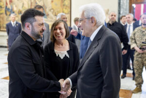ROMA (ITALIA), 09/07/2025.- El presidente italiano, Sergio Mattarella (d), recibe al presidente de Ucrania, Volodímir Zelenski (i),  en el palacio del Quirinal (Roma), este miércoles. EFE/ Paolo Giandotti/Oficina de prensa de la presidencia de la República de Italia/SÓLO USO EDITORIAL/SÓLO DISPONIBLE PARA ILUSTRAR LA NOTICIA QUE ACOMPAÑA (CRÉDITO OBLIGATORIO)
