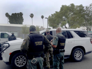 Fotografía del 9 de junio de 2025 que muestra a agentes de la Unidad Táctica de la Patrulla Fronteriza y otros agentes que se preparan para salir a una redada en Whittier, California (EE.UU.). EFE/ Ana Milena Varón