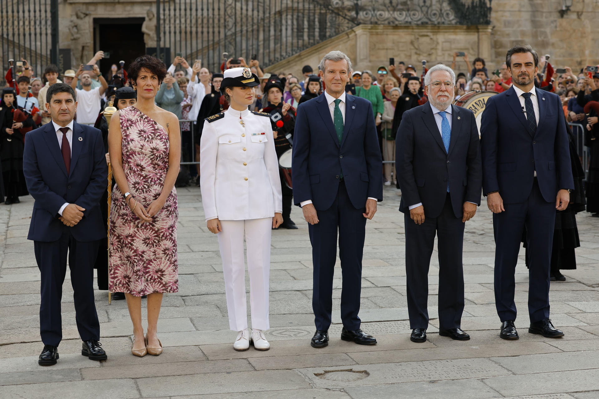 La princesa Leonor recibe este lunes la Medalla de Oro de Galicia, la mayor distinción que otorga la Xunta en un acto celebrado en el Hostal dos Reis Católicos, en Santiago de Compostela, y que cuenta con la presencia del presidente gallego, Alfonso Rueda (3d) y la ministra de Inclusión, Seguridad Social y Migraciones, Elma Saiz (2i), entre otros. EFE/ Lavandeira