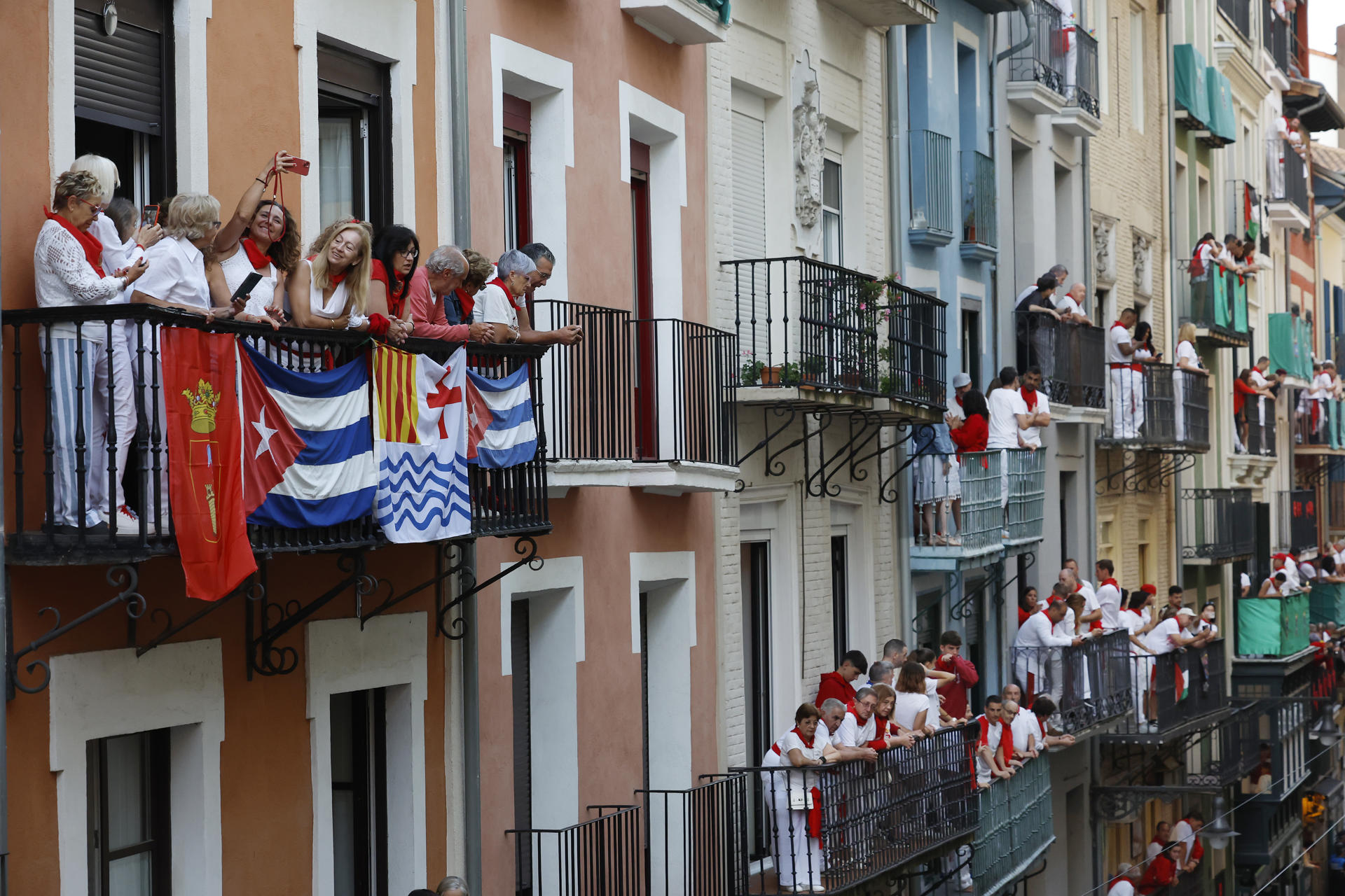 La proliferación de pisos turísticos y alojamientos legales o ilegales en Pamplona es un problema que se agudiza durante los Sanfermines y que ha provocado las quejas de los vecinos del Casco Viejo de la ciudad, que denuncian la "turistificación" del barrio y la falta de oferta de viviendas para residir. EFE/ Jesús Diges
