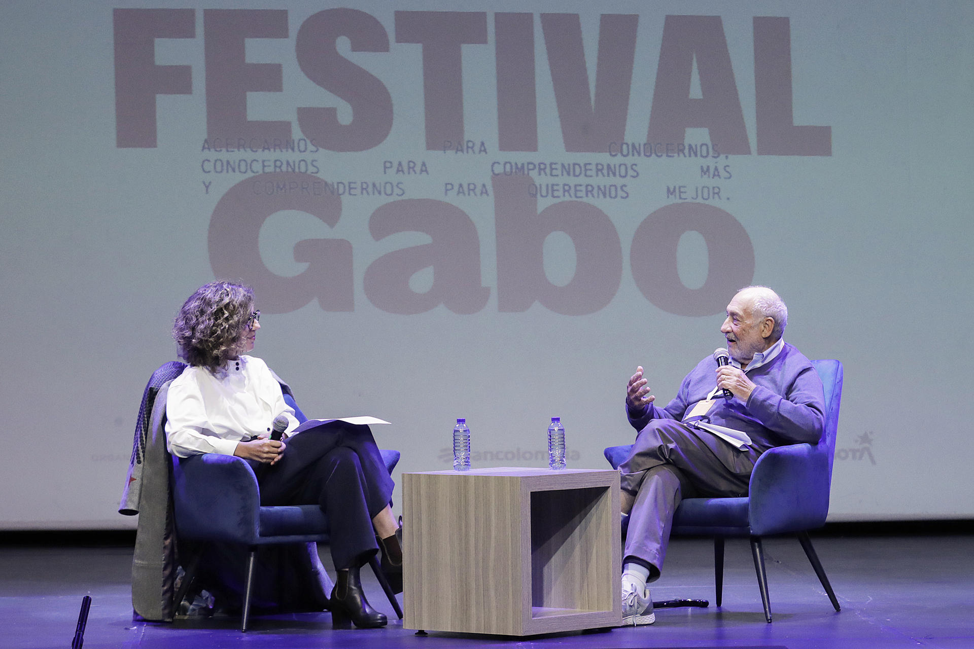 El Premio Nobel de Economía Joseph Stiglitz (d) y la directora y fundadora de La Silla Vacía, Juanita León (i), participan en la charla ‘Camino de Libertad’ durante el Festival Gabo de Periodismo este sábado, en Bogotá (Colombia). EFE/ Carlos Ortega