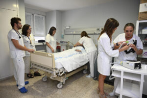 Imagen de archivo de facultativos atendiendo a un enfermo. EFE/ Almudena Álvarez