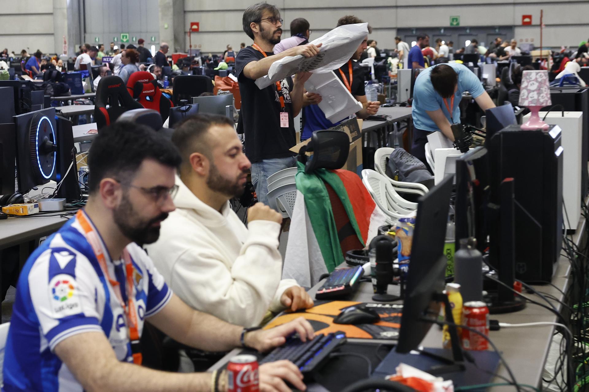 Los cerca de 5.000 entusiastas de la tecnología que han participado desde el pasado jueves en la 33 edición de la Euskal Encounter en el BEC de Barakaldo, apuran las horas de la última jornada y aprovechan para recoger sus pertenencias. EFE/Miguel Toña