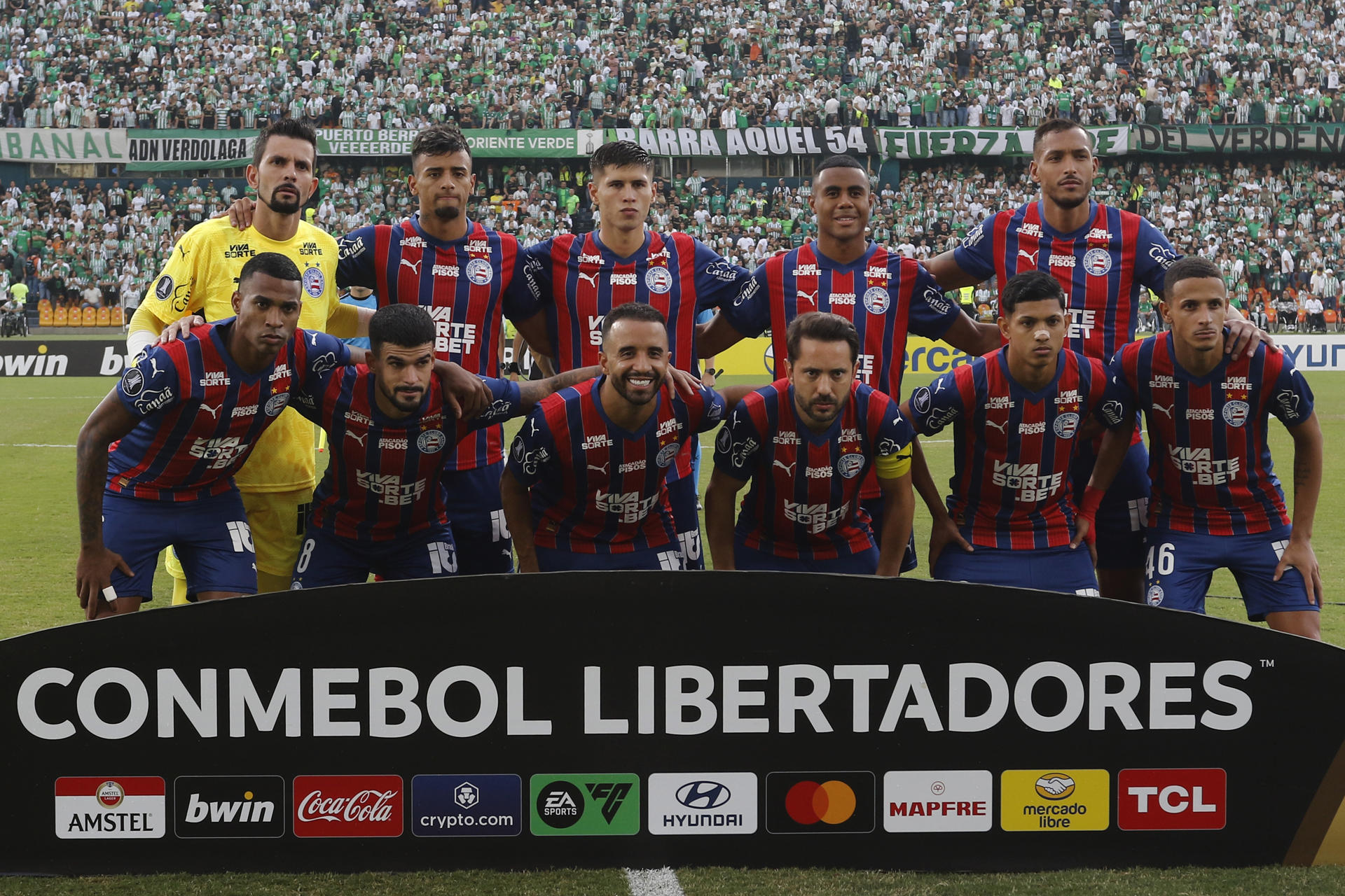 Jugadores de Bahía posan en un partido de la fase de grupos de la Copa Libertadores. EFE/Stringer