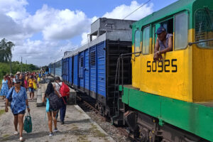 Fotografía del 18 de julio de 2025 de personas abordando un tren con destino a una playa del este en La Habana (Cuba). EFE/ Ernesto Mastrascusa