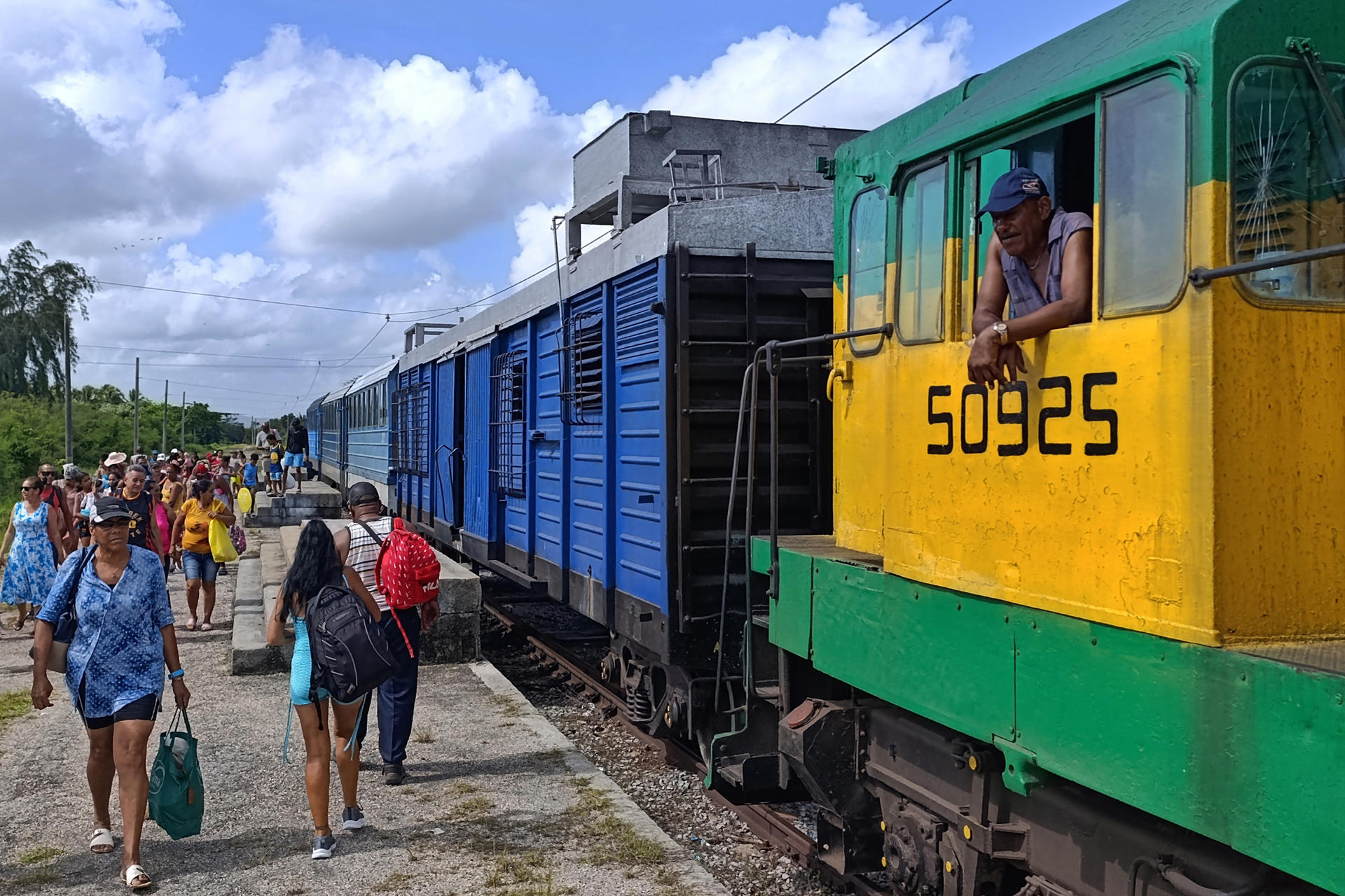 Fotografía del 18 de julio de 2025 de personas abordando un tren con destino a una playa del este en La Habana (Cuba). EFE/ Ernesto Mastrascusa