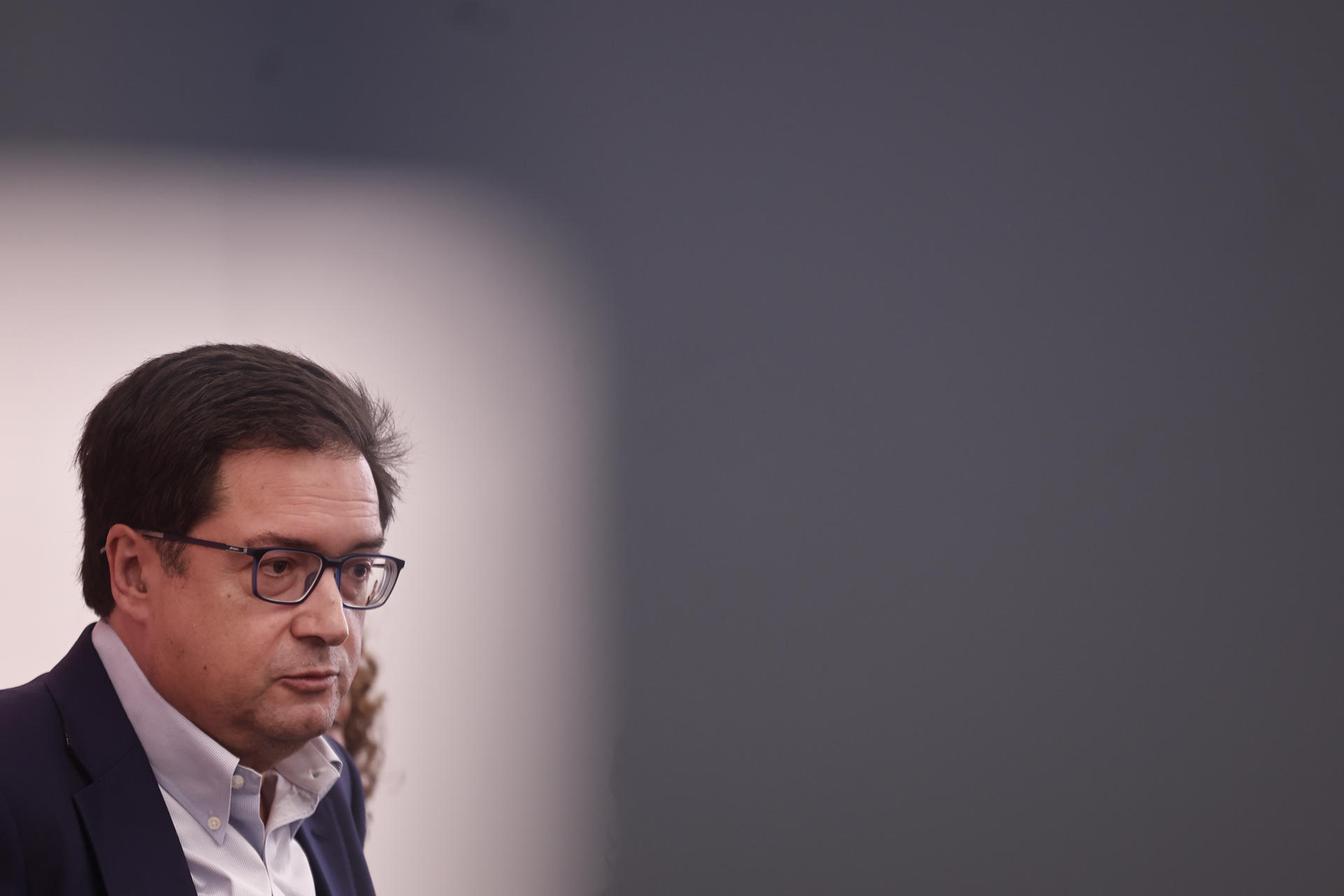 El ministro para la Transformación Digital y de la Función Pública, Óscar López clausura el curso "IA y tecnología al servicio del empleo", en el marco de los Cursos de Verano Complutense, este viernes. EFE/ Sergio Perez