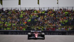 El piloto británico Lewis Hamilton (Ferrari), durante la jornada de entrenamientos libres del Gran Premio de Gran Bretaña, duodécimo del Mundial de Fórmula Uno, este viernes. EFE/EPA/PETER POWELL