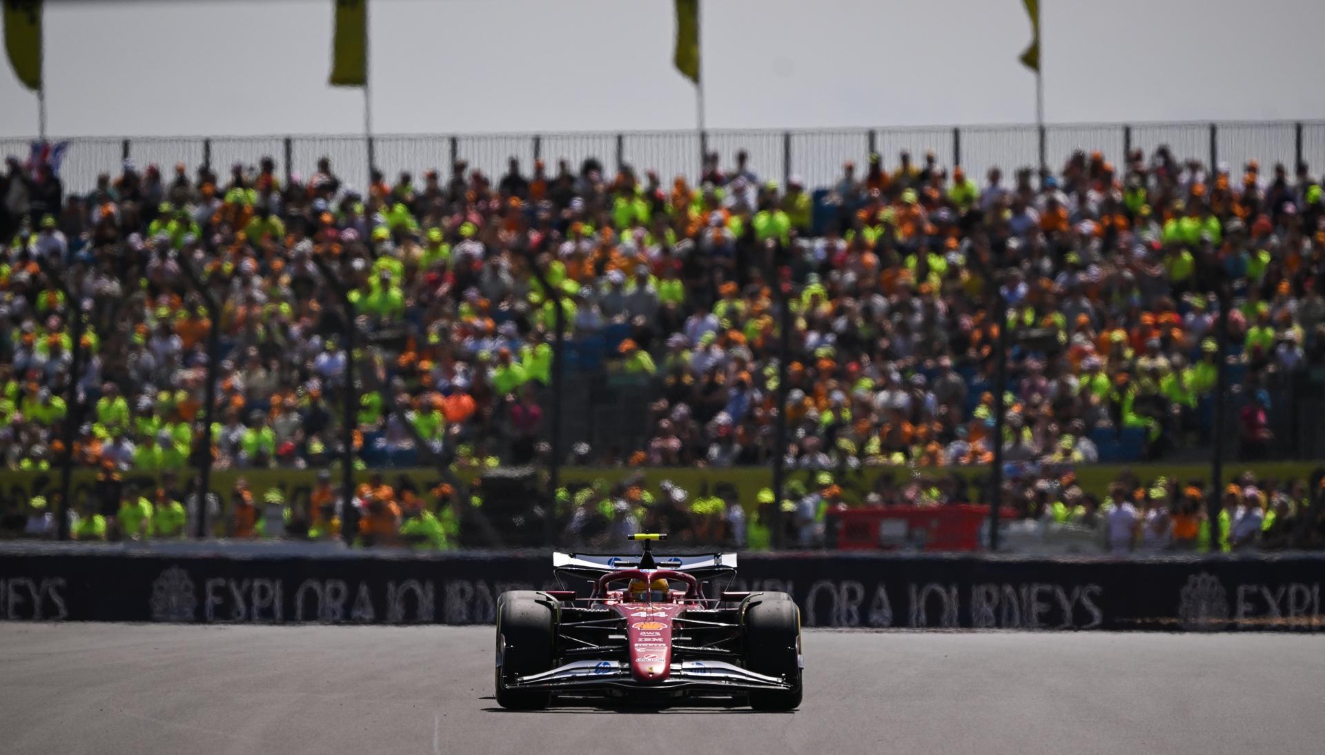El piloto británico Lewis Hamilton (Ferrari), durante la jornada de entrenamientos libres del Gran Premio de Gran Bretaña, duodécimo del Mundial de Fórmula Uno, este viernes. EFE/EPA/PETER POWELL