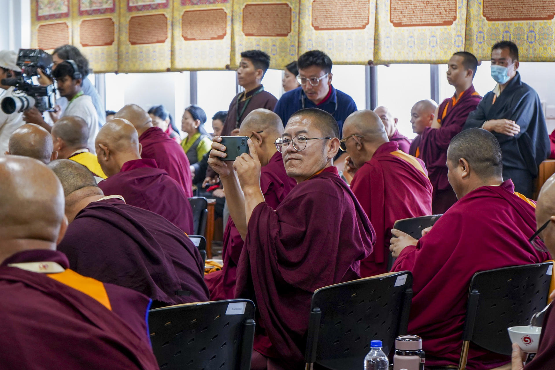 La cúpula del budismo tibetano, reunida desde este miércoles en un histórico cónclave en la ciudad india de Dharamshala. EFE/ Lucía Goñi
