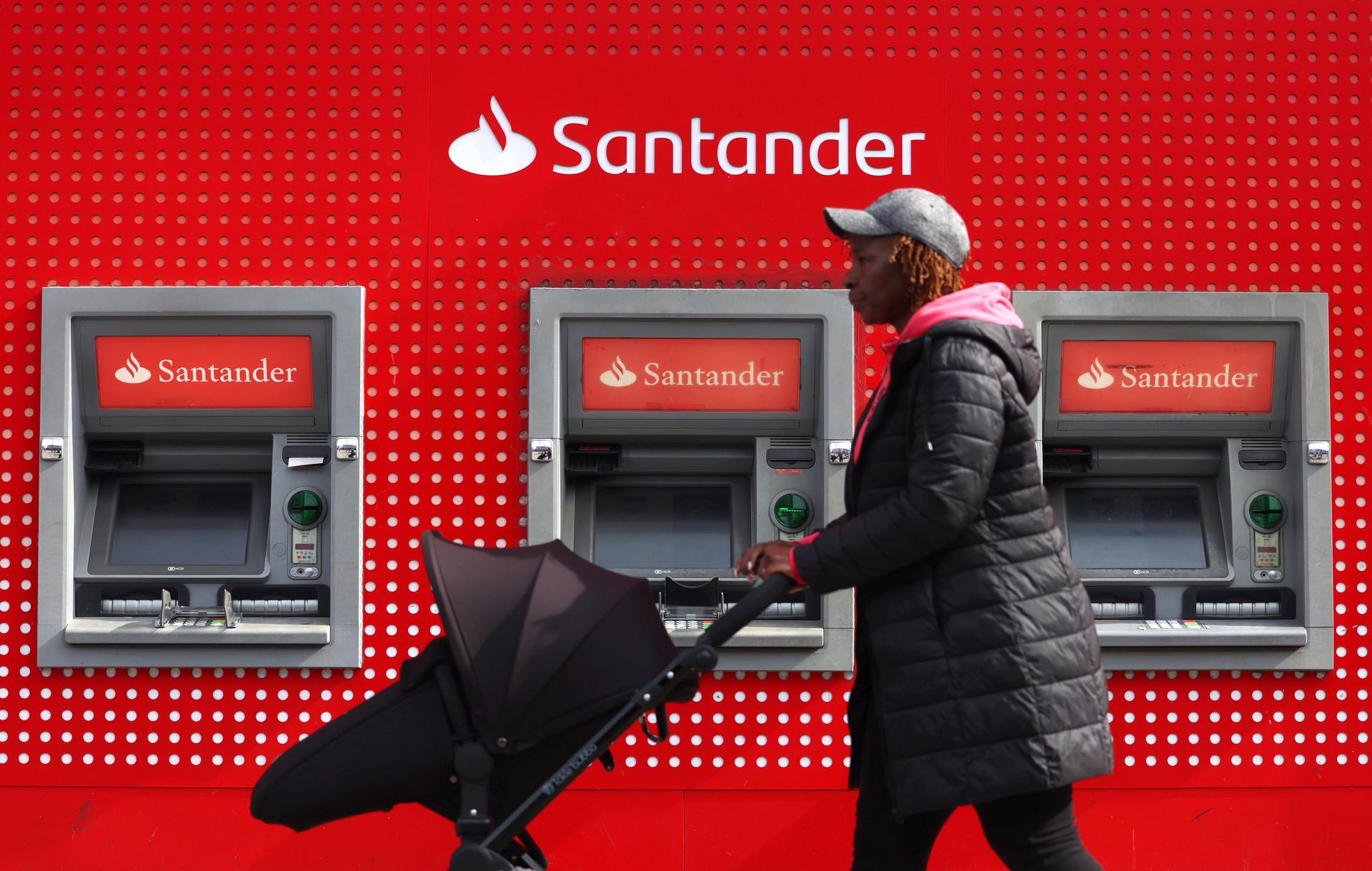 Fotografía de archivo de una sucursal del Banco Santander en Londres. EFE/EPA/ANDY RAIN