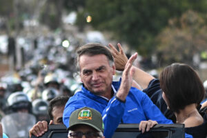 El expresidente de Brasil Jair Bolsonaro y su esposa Michelle Bolsonaro participan en el encuentro anual de motociclistas del Capital Moto Week este 29 de julio de 2025, en Brasilia (Brasil). EFE/ Andre Borges