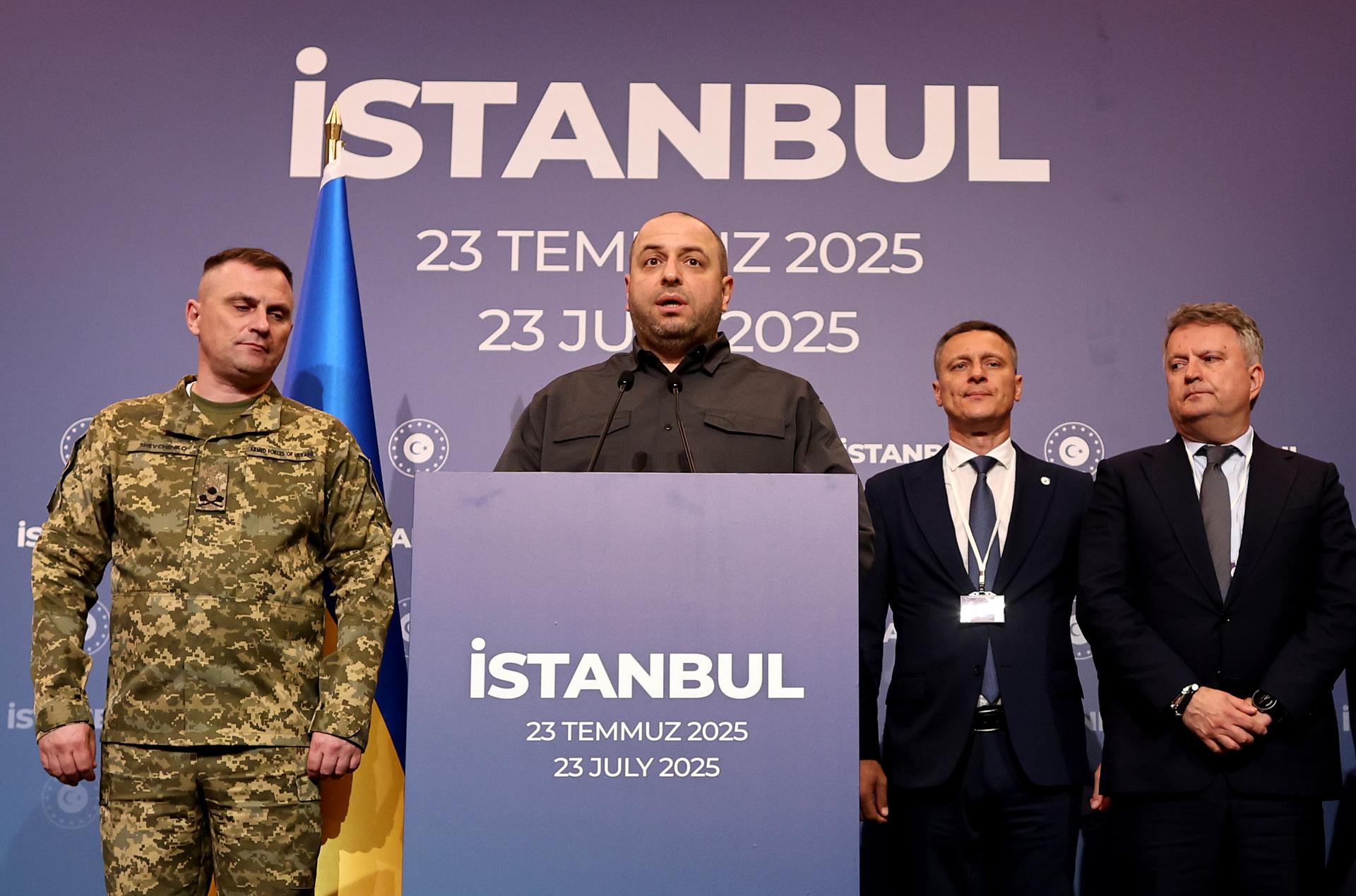 El secretario del Consejo de Seguridad Nacional y Defensa de Ucrania, Rustem Umerov, se dirige a los medios durante una conferencia de prensa tras la nueva ronda de negociaciones de paz entre Rusia y Ucrania. Estambul, Turquía, 23 de julio de 2025. (Rusia, Turquía, Ucrania, Estambul)EFE/EPA/TOLGA BOZOGLU
