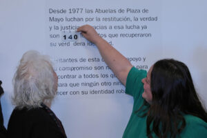 La integrante de la asociación Abuelas de Plaza de Mayo Estela de Carlotto (i) y a Adriana Metz, hermana del nieto 140, participan en una rueda de prensa este lunes, en Buenos Aires (Argentina). EFE/ STR