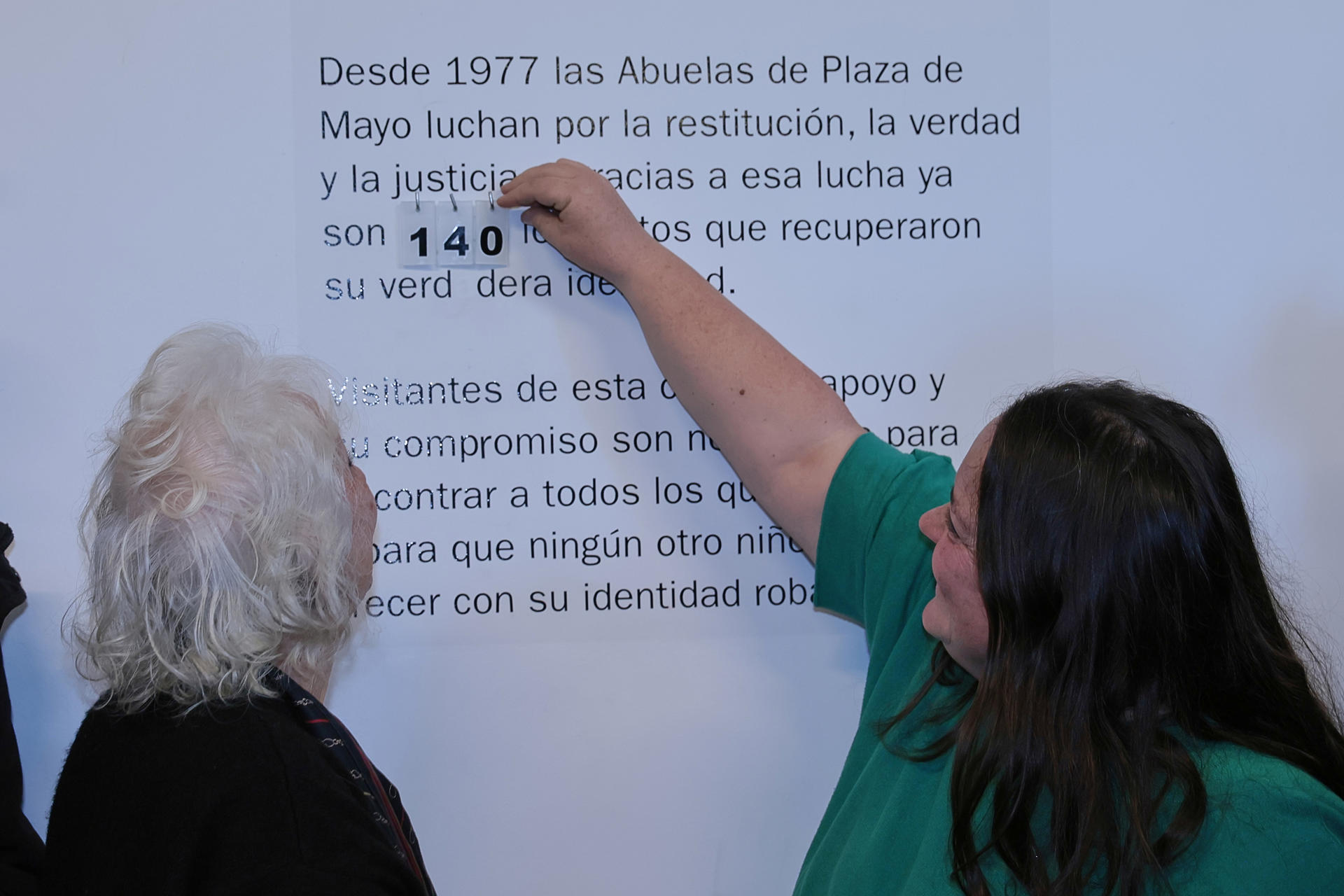 La integrante de la asociación Abuelas de Plaza de Mayo Estela de Carlotto (i) y a Adriana Metz, hermana del nieto 140, participan en una rueda de prensa este lunes, en Buenos Aires (Argentina). EFE/ STR