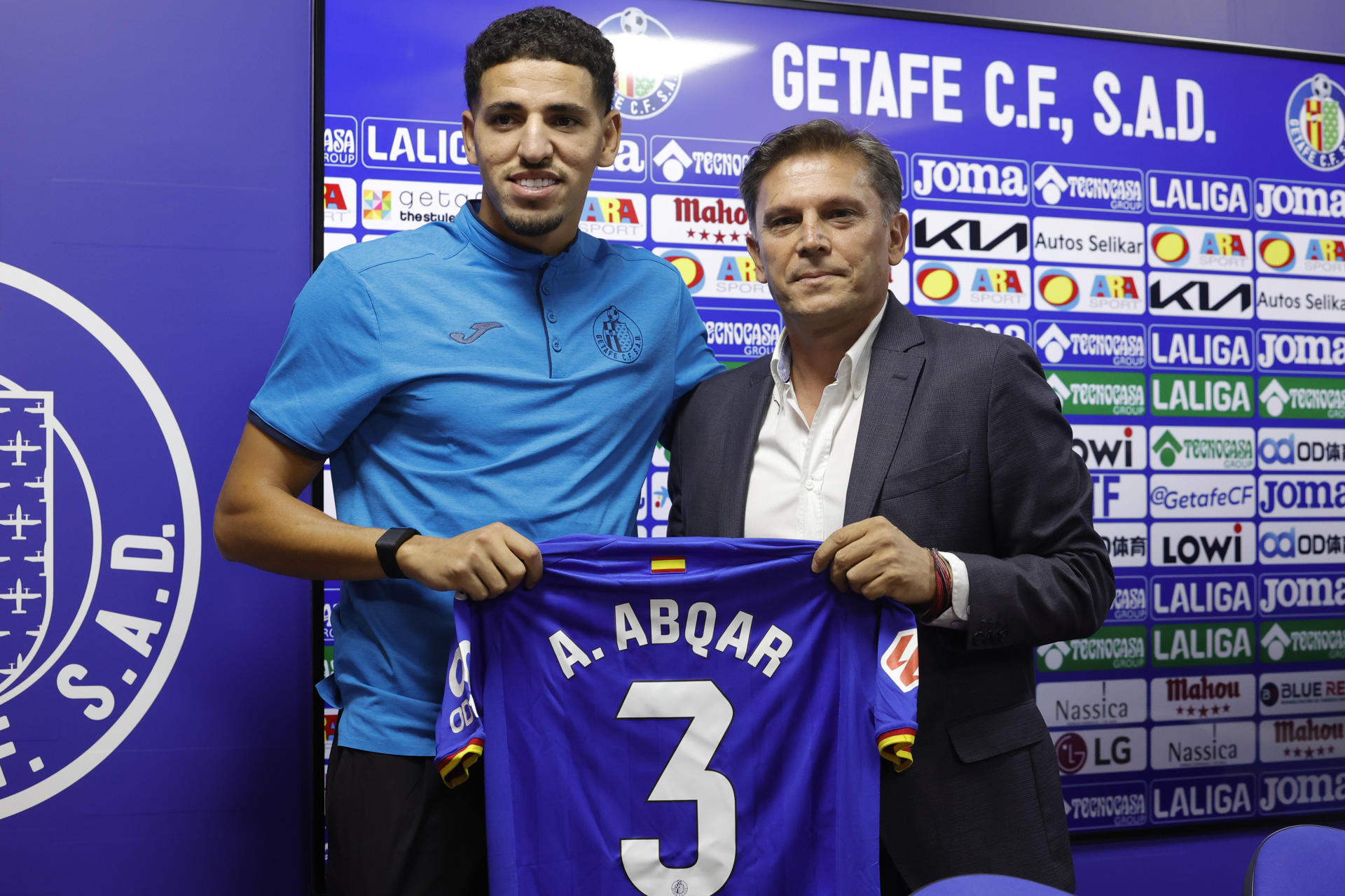 El director deportivo del Getafe, Toni Muñoz (d) durante la presentación del defensa marroquí, Abdel Abqar (i), como nuevo jugador del club. EFE/ Zipi