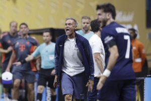 El entrenador del Paris Saint Germain, Luis Enrique, conduce a su equipo ante Bayern Múnich en el Mundial de Clubes. EFE/ERIK S. LESSER