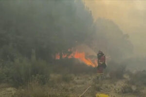 Captura de vídeo de la Unidad Militar de Emergencias (UME) del incendio de la localidad de Mombeltrán. Un total de 101 militares y 47 medios de la Unidad Militar de Emergencias (UME) se encuentran desplegados actualmente en el Barranco de las Cinco Villas, por el incendio que se declaró en la noche del lunes en esta zona del sur de la provincia de Ávila. Ante el avance de las llamas, propagadas con la ayuda del fuerte viento reinante en la zona, y la peligrosidad de su proximidad al casco urbano de Mombeltrán, se declaró el Índice de Gravedad Potencial 2 (IGR2).EFE/ Unidad Militar de Emergencias ***SOLO USO EDITORIAL/SOLO DISPONIBLE PARA ILUSTRAR LA NOTICIA QUE ACOMPAÑA (CRÉDITO OBLIGATORIO)***