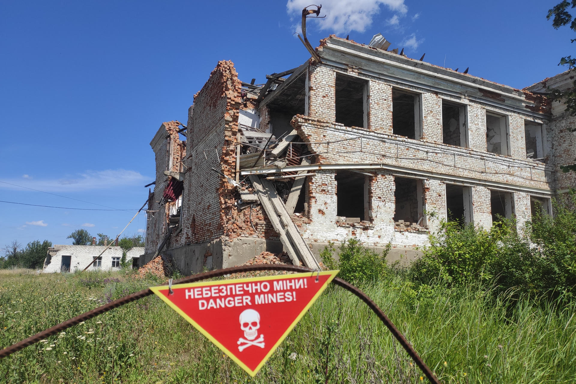 Cartel de advertencia sobre la presencia de minas antipersonal en una zona de la ciudad ucraniana de Járkov. EFE/Rostyslav Averchuk