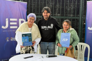 La vocera de la Mesa de Participación Efectiva de Víctimas del Sumapaz, Carmen Adriana López (i), fue captada este domingo, 6 de julio, al posar junto al alcalde de la localidad de Sumapaz, Diego García Bejarano (c), y a Yaneth Motavita, de la Organización AAA de firmantes, durante una jornada de notificación colectiva organizada por la Jurisdicción Especial para la Paz (JEP), en San Juan de Sumapaz (Colombia). EFE/Jorge Gil