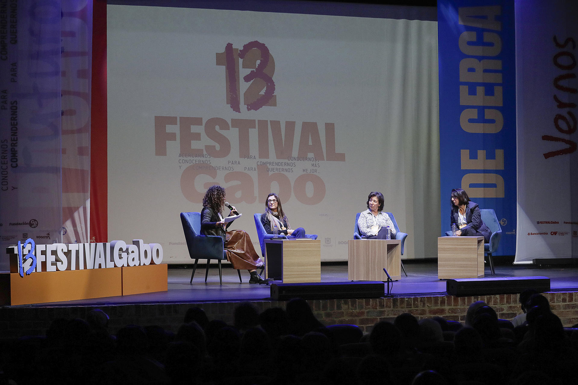 Desde la izquierda, la directora ejecutiva de Agencia Pública de Periodismo Investigativo y miembro del Consejo Rector de la Fundación Gabo, Natalia Viana; la editora general de Folha de Sao Paulo, PatrÍcia Campos Mello; la directora de CLIP, María Teresa Ronderos, y la profesora de la universidad de Columbia Anya Schiffrin, participan en la charla ‘La verdad en los tiempos de la desinformación’ durante el Festival Gabo de Periodismo este sábado, en Bogotá (Colombia). EFE/Carlos Ortega