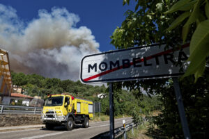 Vista de un camión de la UME a su paso este martes por Mombentrán. Un total de 101 militares y 47 medios de la Unidad Militar de Emergencias (UME) se encuentran desplegados actualmente en el Barranco de las Cinco Villas por el incendio que se declaró en la noche del lunes en esta zona del sur de la provincia de Ávila. EFE/ Raúl Sanchidrián