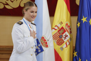La princesa Leonor, tras recibir este lunes la Medalla de Oro de Galicia, la mayor distinción que otorga la Xunta, en un acto celebrado en Santiago de Compostela. EFE/ Lavandeira