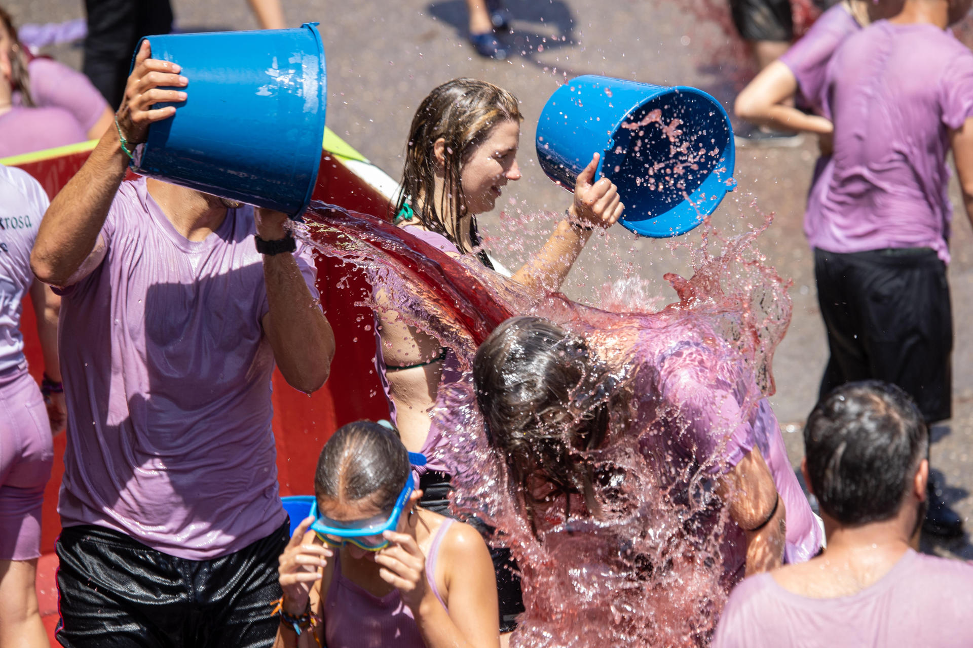 La batalla del clarete, que se ha celebrado este domingo en la localidad riojana de San Asensio, ha congregado a unas 6.000 personas, que han utilizado como munición unos 40.000 litros de vino rosado. Un cielo despejado y 25 grados de temperatura han animado a los participantes en la 46 edición de esta tradición popular, declarada fiesta de interés turístico regional en 2012. EFE/ Raquel Manzanares