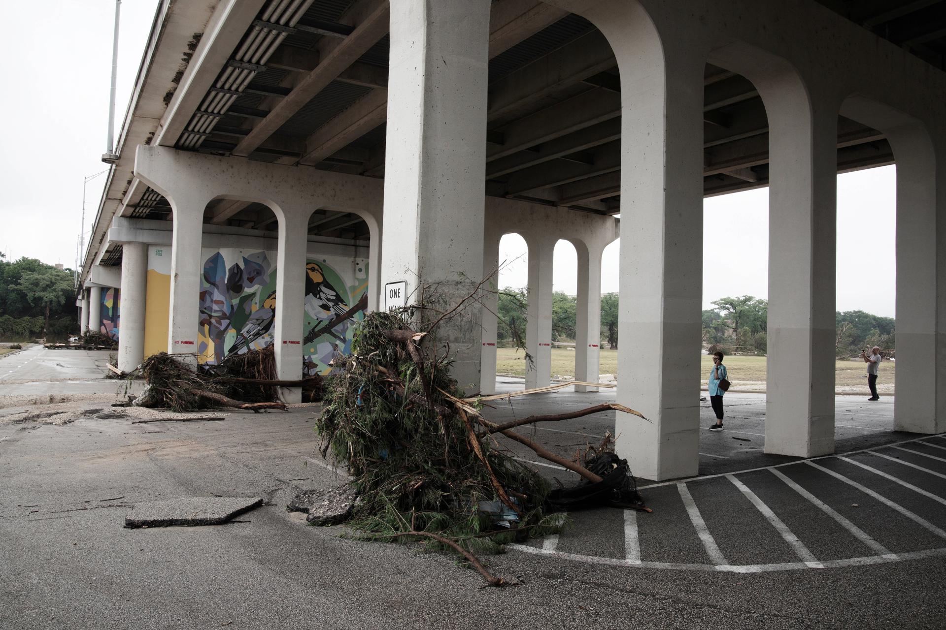 Árboles bajo un puente en Kerrville (Texas, EE.UU.) fueron captados este sábado, 5 de julio, luego de ser arrastrados por la fuerte crecida del río Guadalupe. EFE/Dustin Safranek
