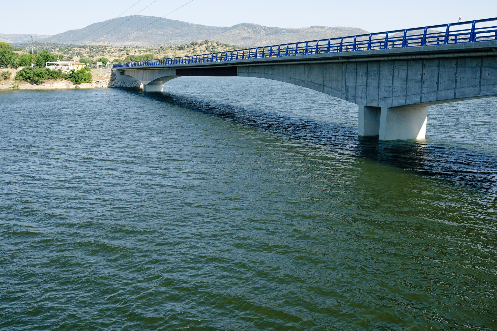 Vista del embalse de El Burguillo (Ávila) a la altura del puente de la Gaznata donde este lunes ha sido localizado el cuerpo sin vida del bañista desaparecido ayer, domingo. EFE/ Raúl Sanchidrián