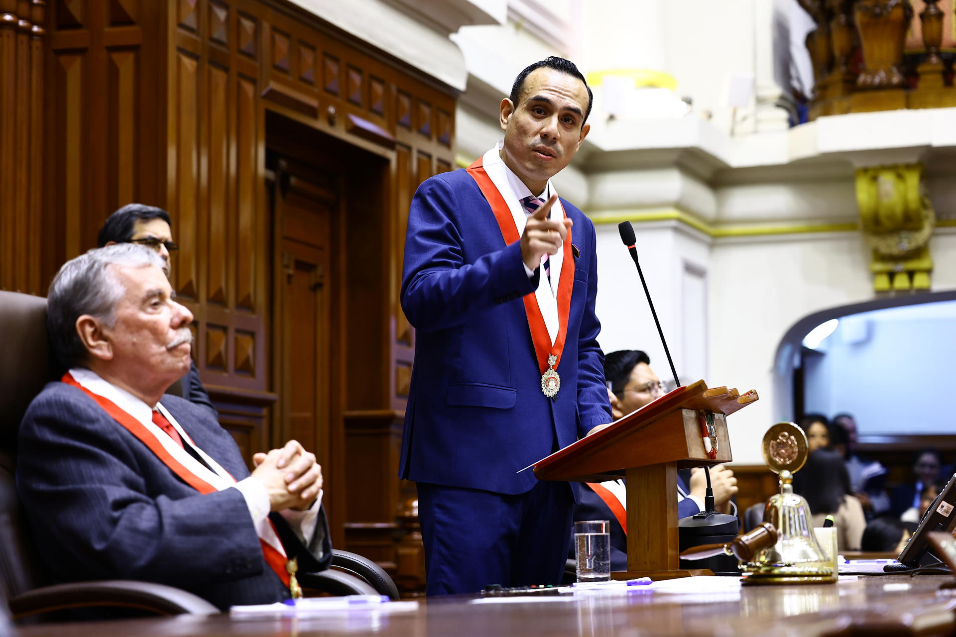Fotografía cedida por el Congreso de Perú del legislador José Jerí (c) hablando durante la elección de la Mesa Directiva 2025-2026 del Congreso de Perú este sábado, en Lima (Perú). EFE/ Congreso de Perú