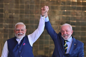 El presidente de Brasil, Luiz Inácio Lula da Silva (d), celebra con el primer ministro de India, Narendra Modi, durante una reunión este 8 de julio de 2025, en el Palacio de Alvorada en Brasilia (Brasil). EFE/Andre Borges