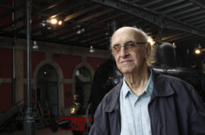 El escritor griego Petros Markaris este domingo en la Semana Negra de Gijón, donde presenta las ediciones en español de las novelas "La revuelta de las cariátides" y "La ira de los humillados". EFE/Juan González