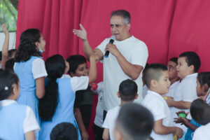 El escritor hondureño Oscar Flores habla con estudiantes este miércoles, en una jornada del Festival Internacional de Literatura 'Tegus Sí Canta', en la Escuela Marco Aurelio Soto en San Juancito (Honduras). EFE/ Gustavo Amador
