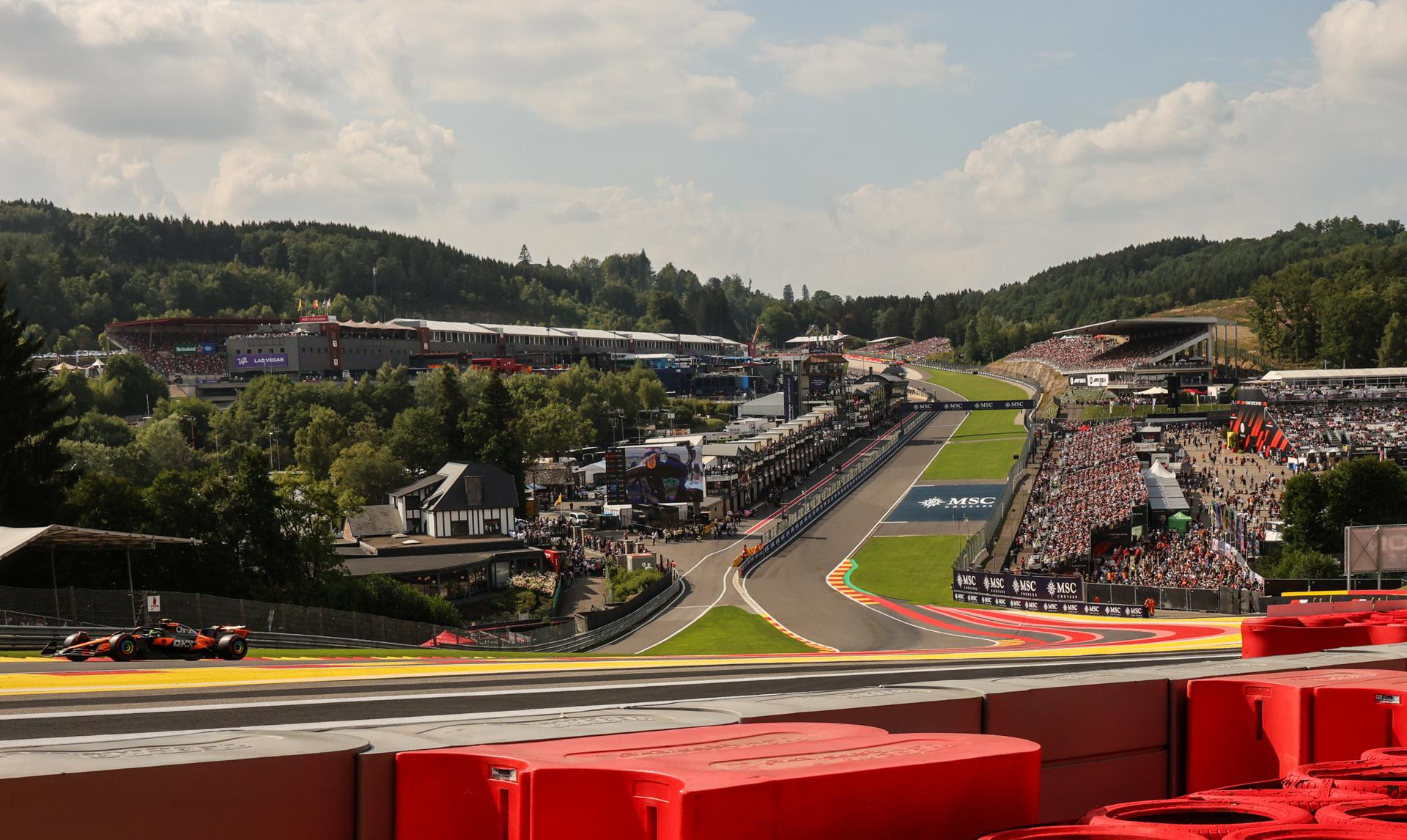 FRANCORCHAMPS (Bélgica), 26/07/2025.- El inglés Lando Norris (McLaren), que sale primero en el Gran Premio de Bélgica, el decimotercero del Mundial de Fórmula Uno, en la calificación de este sábado en Spa-Francorchamps. EFE/EPA/OLIVIER MATTHYS