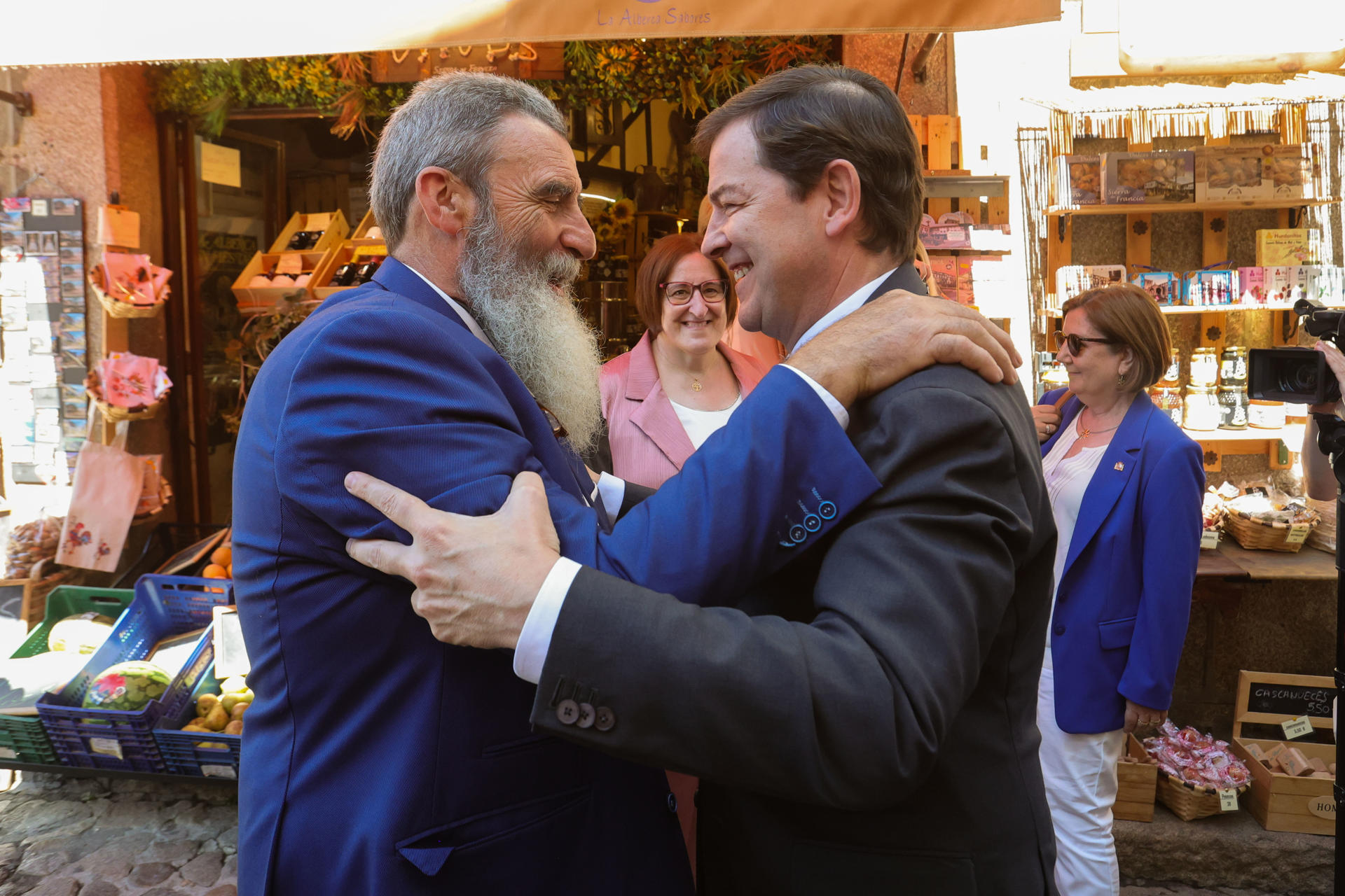 Santiago Martín, de embutidos Fermín (i), saluda al presidente de la Junta de Castilla y León, Alfonso Fernández Mañueco, durante la celebración este lunes en La Alberca (Salamanca) del vigésimo aniversario de la llegada de la empresa cárnica a Estados Unidos y analizan el impacto de la exportación del jamón en un contexto marcado por la guerra comercial. En 2005, Fermín hizo historia al convertirse en la primera empresa en exportar jamón ibérico al mercado estadounidense, liderando la entrada de la industria española a este país. EFE/ J.M. García