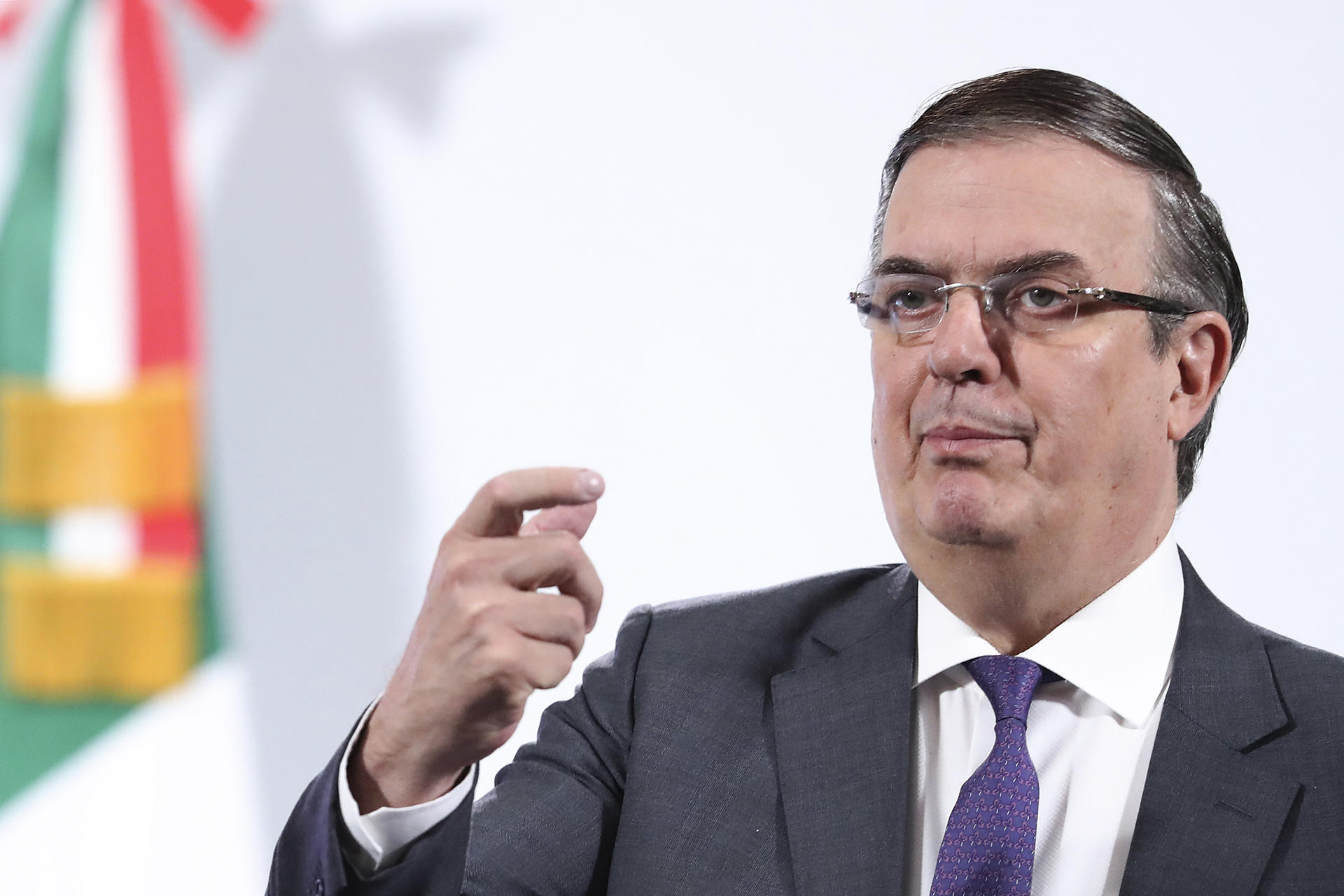 El secretario de Economía, Marcelo Ebrard, habla en una rueda de prensa este jueves, en Palacio Nacional de Ciudad de México (México). EFE/ Mario Guzmán
